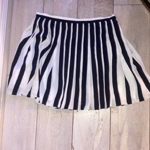 Black and huge striped pleated flared skirt